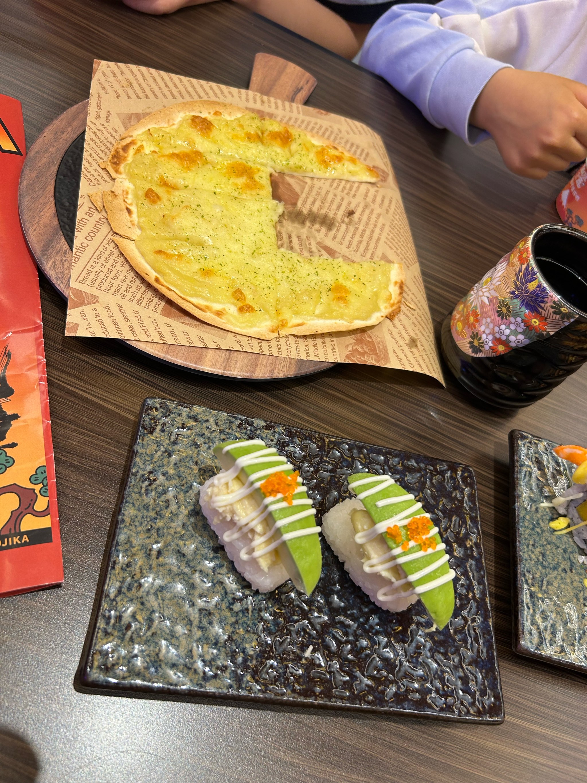 寿司与日式饮品的节日搭配